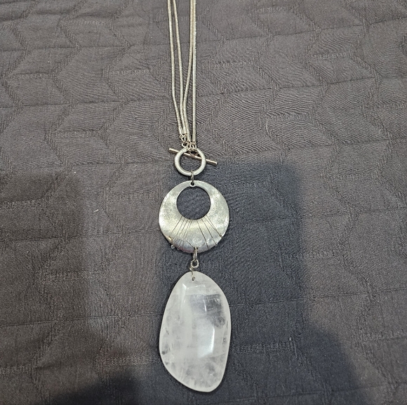 Elegant Silver and White Pendant Necklace - Picture 4 of 4